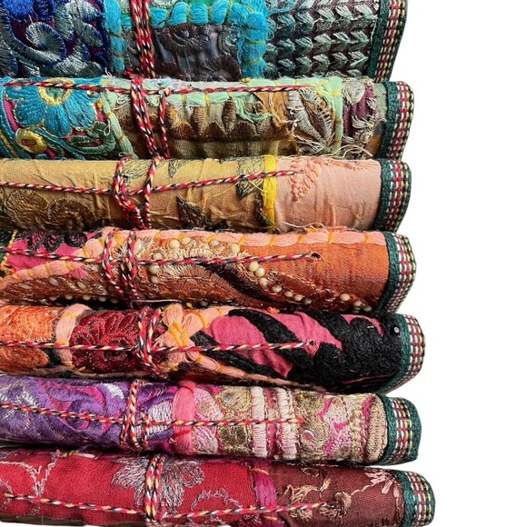 Gratitude & Grace – Zero-Waste Tree-Free Journal Wrapped in Vibrant Sari Silk - Picture 3 of 4